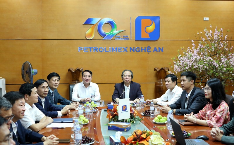Công ty TNHH MTV Petrolimex Nghệ An luôn chú trọng công tác xây dựng Đảng, bảo đảm sự lãnh đạo toàn diện trong mọi hoạt động. Ảnh: Văn Trường
