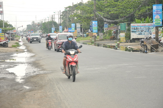 Dự án nâng cấp, mở rộng quốc lộ 91, đoạn km 0 đến km 7 vẫn chưa giải phóng mặt bằng xong - Ảnh: Văn Bảy.