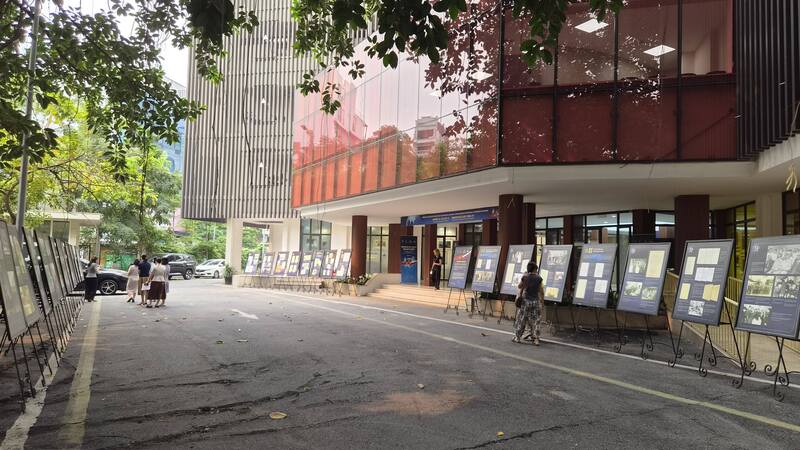 Trưng bày giới thiệu hệ thống tài liệu, hình ảnh và hiện vật phong phú, tái hiện toàn diện hành trình của chuyến bay Soyuz 37, từ quá trình tuyển chọn, huấn luyện đến thực hiện nhiệm vụ và trở về Trái Đất.