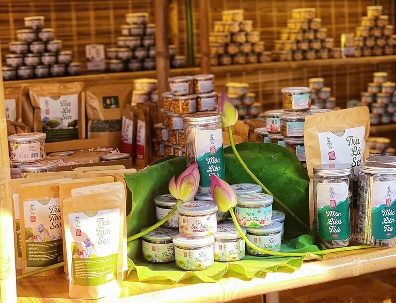 Các sản phẩm phục vụ du lịch mang đậm bản sắc địa phương, được đầu tư về hình thức, làm quà tặng ý nghĩa. Ảnh: Mai Liễu