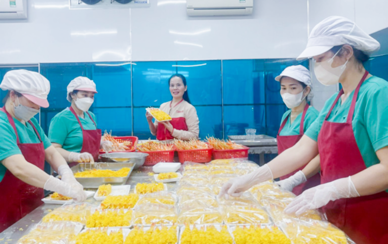 Các cơ sở chế biến hải sản đã chuẩn bị hàng hoá dự trữ cho mùa du lịch. Ảnh: Thanh Phúc