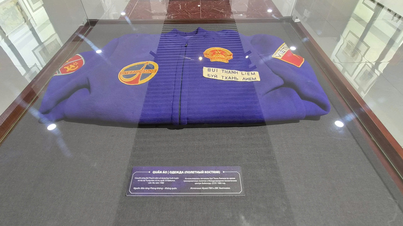 Quần áo của phi công Bùi Thanh Liêm sử dụng bay huấn luyện vũ trụ tại trung tâm vũ trụ quốc tế tại Liên Xô.