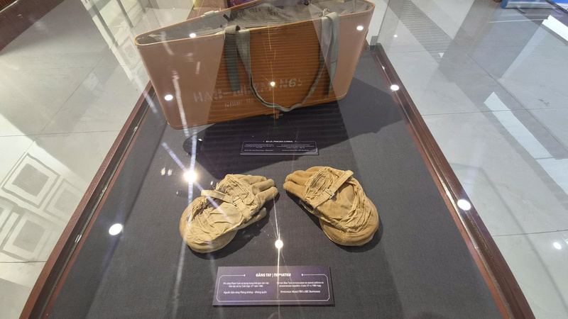 Găng tay của Phi công Phạm Tuân sử dụng trong thời gian làm việc trên tàu vũ trụ 'Liên hợp 37'.