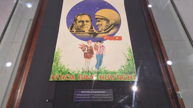 Tranh cổ động kỷ niệm chuyến bay vào vũ trụ giữa 2 nước.
