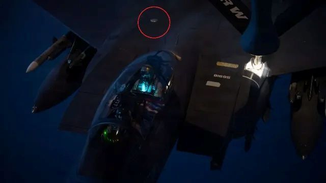 Máy bay F-15E với kết cấu antena của hệ thống kháng nhiễu DIGAR. Ảnh: The Aviationist