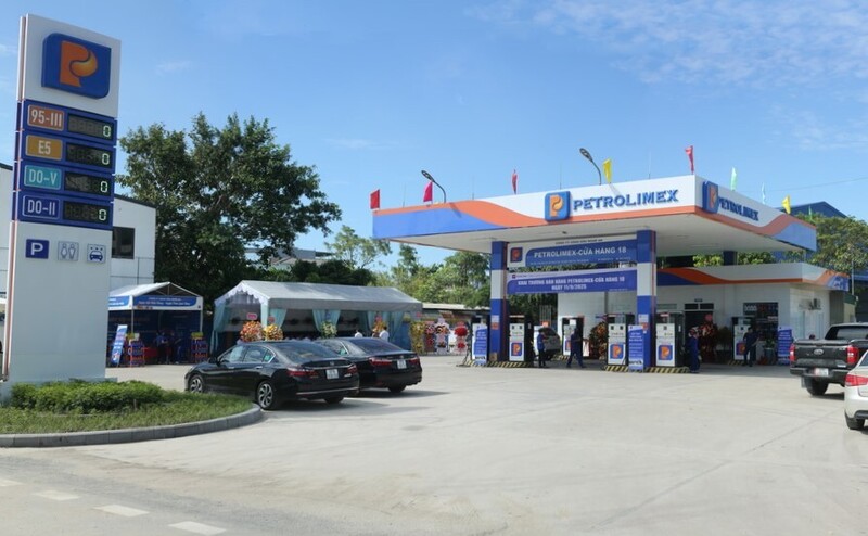 Các cửa hàng được đầu tư đồng bộ, sạch đẹp, an toàn. Ảnh: Văn Trường