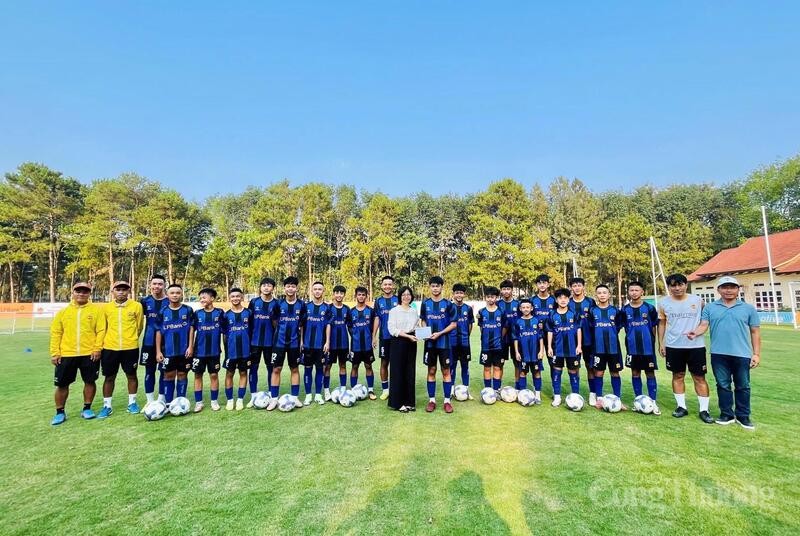 Phó Chủ tịch UBND tỉnh Nguyễn Thị Thanh Lịch tặng quà động viên các cầu thủ nhí đội U.14 LPBank Hoàng Anh Gia Lai.