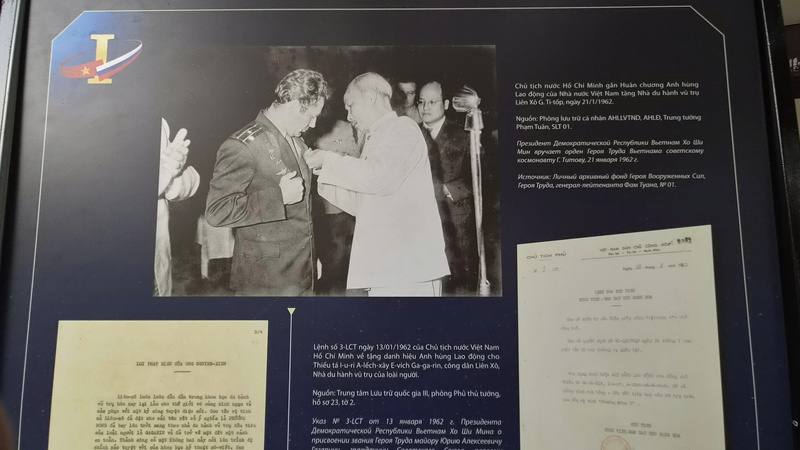 Hình ảnh Chủ tịch Hồ Chí Minh gắn Huân chương Anh hùng Lao động của Nhà nước Việt Nam tặng Nhà du hành vũ trụ Liên Xô G. Ti-tốp, ngày 21/1/1962.