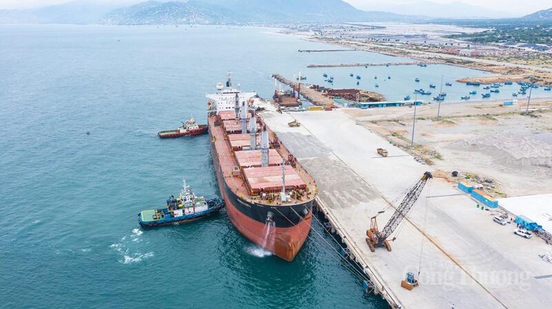 Cảng Cà Ná sở hữu vị trí địa - kinh tế quan trọng, nằm trên trục giao thông quốc gia, gần các tuyến huyết mạch.