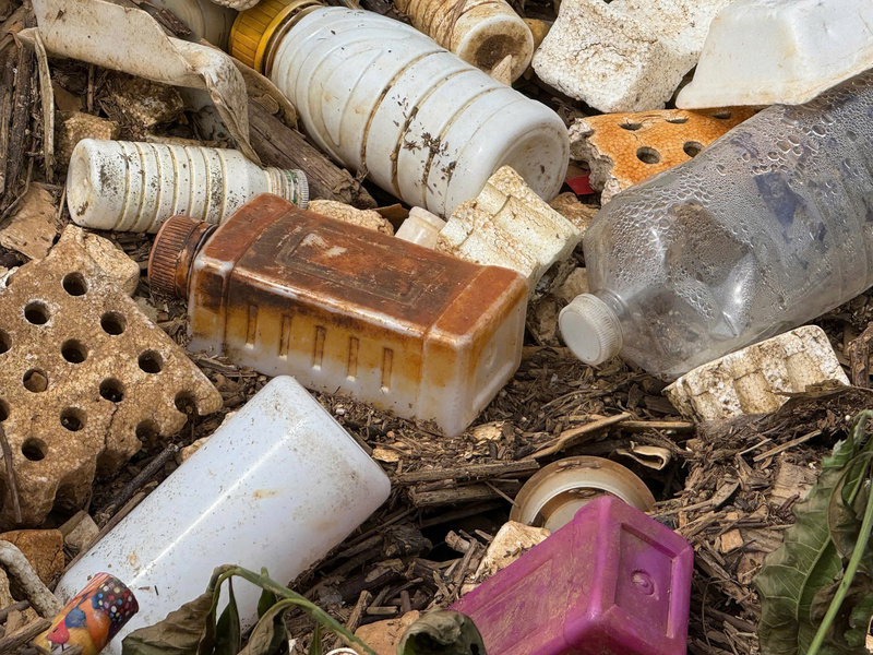 Trong ba năm 2022-2024, cả nước đã thu gom gần 2.500 tấn bao gói thuốc bảo vệ thực vật sau sử dụng, nhưng vẫn còn hơn 550 tấn chưa được xử lý. Ảnh: NNVN