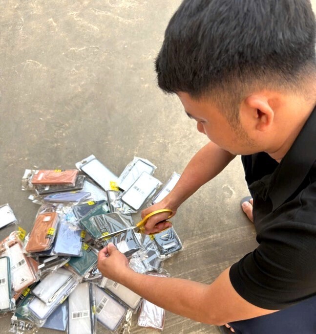 Tiêu huỷ sản phẩm giả mạo nhãn hiệu. Ảnh: Công Tiến