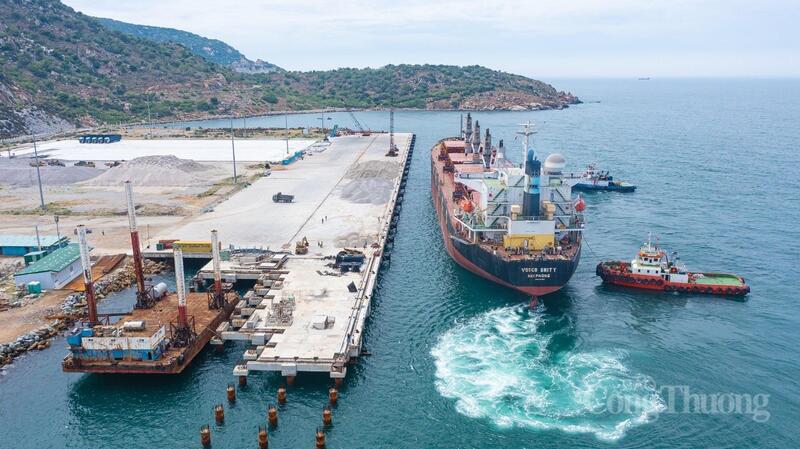 Cảng Cà Ná khi được vận hành hiệu quả sẽ là điểm đón dòng hàng trực tiếp từ các cảng nước sâu quốc tế.