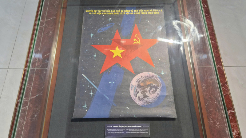 Tranh cổ động sáng tác năm 1980 kỷ niệm chuyến bay vào vũ trụ của đồng chí Phạm Tuân và Gorbatko.