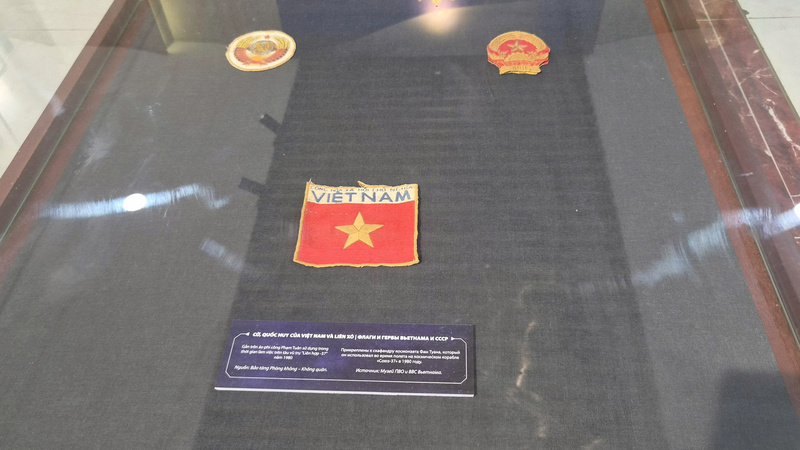 Cờ, quốc huy của Việt Nam và Liên Xô.