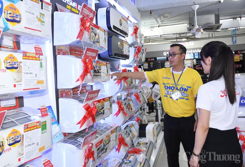 Nhân viên chi nhánh siêu thị Điện máy Chợ Lớn trên đường Cách mạnh Tháng 8 giới thiệu các  dòng máy lạnh tiết kiệm điện cho khách hàng. Ảnh: Thanh Minh.