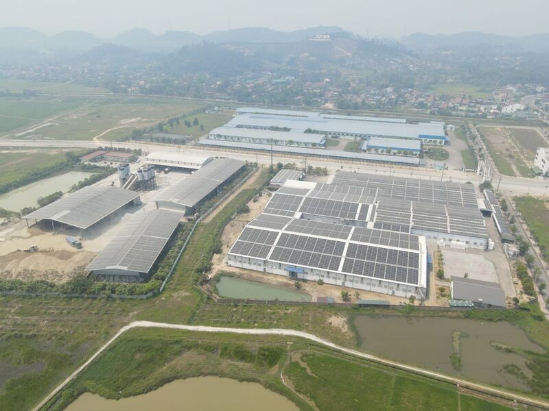 Nhiều doanh nghiệp đã tiên phong lắp hệ thống điện mặt trời áp mái để chủ động nguồn điện sản xuất và góp phần "chia lửa" cho lưới quốc gia. Ảnh: Thành Đô