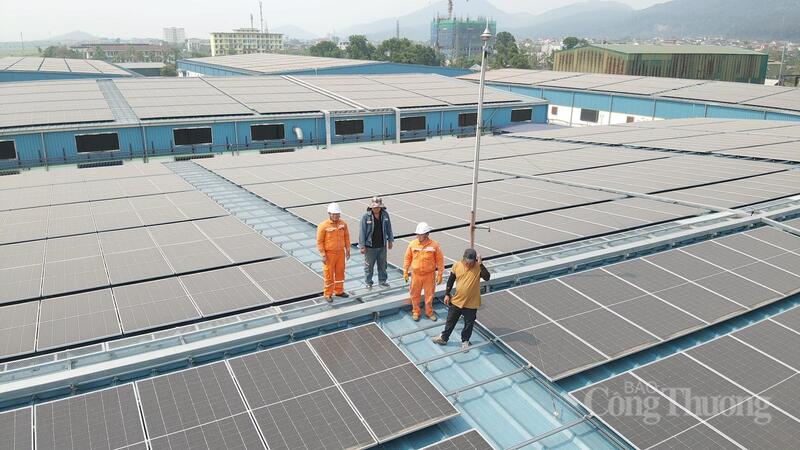 Hệ thống điện mặt trời mái nhà vừa tận dụng được bức xạ nhiệt dồi dào, vừa trực tiếp giảm tải cho lưới điện tại chỗ. Ảnh: Thành Đô