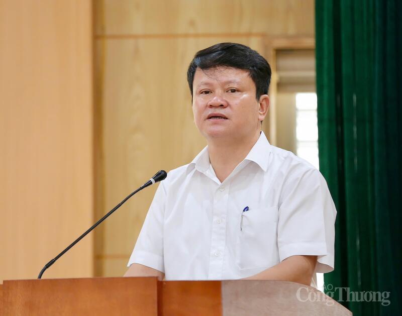 Ông Ngô Thế Anh - Trưởng Ban TG & VĐXH, giới thiệu, phổ biến thể lệ Giải báo chí “Vì sự nghiệp Đại đoàn kết toàn dân tộc” lần thứ XVII. Ảnh: Ngô Nhung