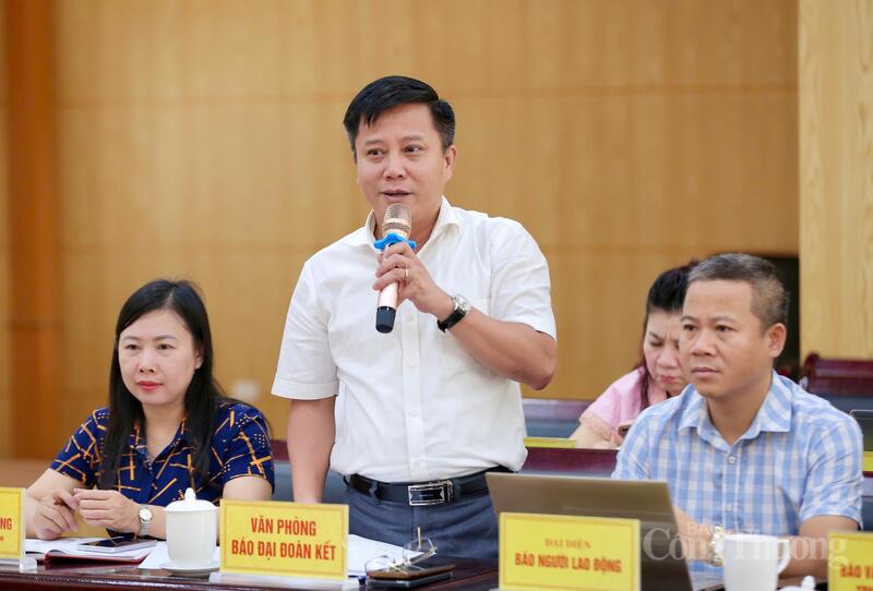 Nhà báo Nguyễn Anh Tuấn - Trưởng Văn phòng đại diện Báo Đại Đoàn Kết chia sẻ tại hội nghị. Ảnh: Ngô Nhung