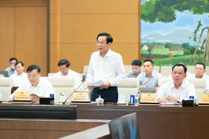 Bộ trưởng Bộ Nội vụ Đỗ Thanh Bình trình bày Tờ trình tại Phiên họp