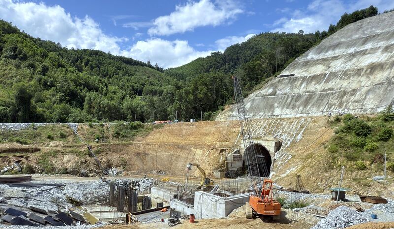 Một số khó khăn về giải phóng mặt bằng, thủ tục đất đai và sự thay đổi của các quy định pháp luật vẫn là “nút thắt” chính cản trở tiến độ. Ảnh: Tuệ Lâm