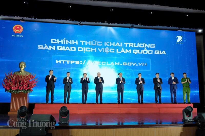 Nghi thức khai trương Sàn Giao dịch việc làm quốc gia.