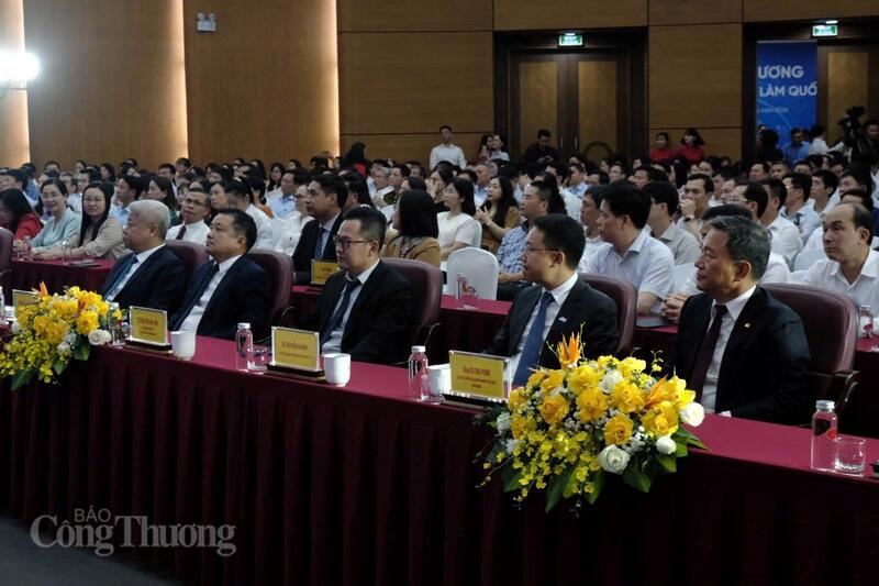 Các đại biểu tham dự buổi lễ.