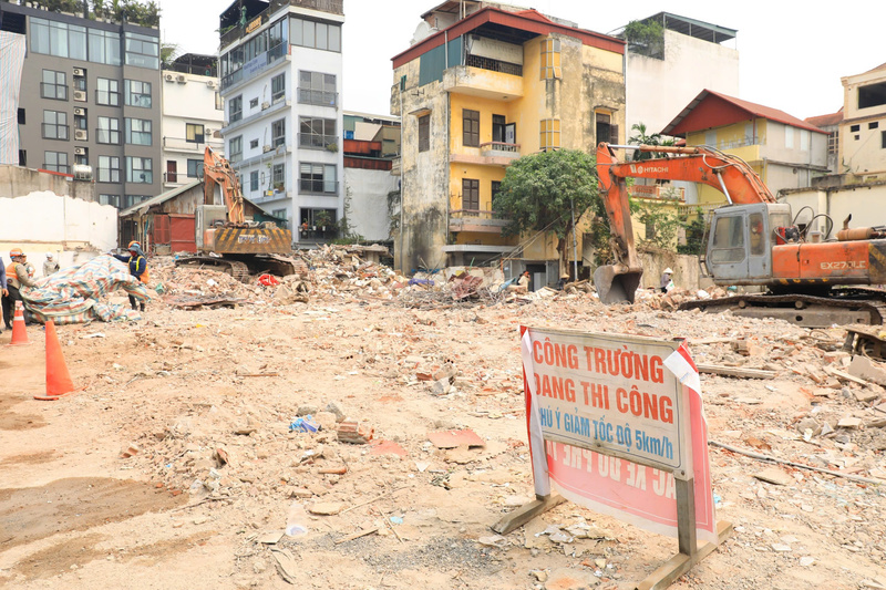 Công tác giải phóng mặt bằng phục vụ xây dựng cầu Tứ Liên và cầu Trần Hưng Đạo đang được gấp rút đẩy nhanh tiến độ. Ảnh: Linh Phạm