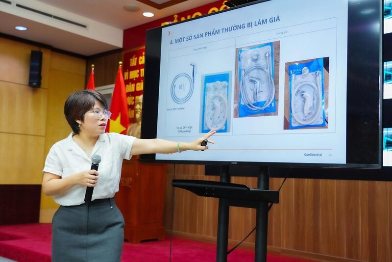 Các chuyên gia phân tích và chia sẻ kinh nghiệm nhận diện hàng thật - hàng giả.