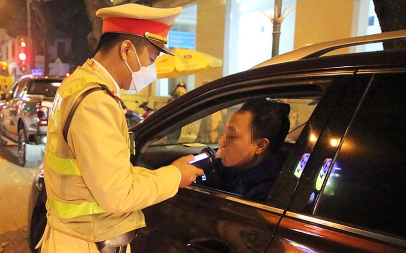 Lực lượng Cảnh sát giao thông kiểm tra nồng độ cồn với lái xe ô tô. Ảnh: Tiến Đạt