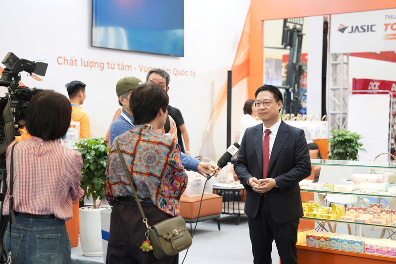 Ông Đỗ Huy Phương - Tổng Giám đốc Công ty TNHH Tập đoàn SaPon trao đổi với truyền thông tại VietnamExpo 2026. Ảnh: Thiên Trang