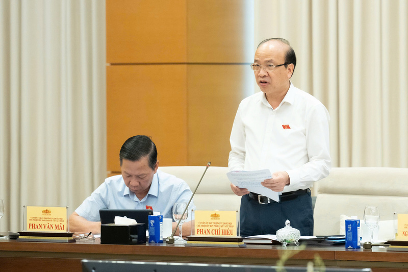 Chủ nhiệm Ủy ban Pháp luật và Tư pháp Phan Chí Hiếu trình bày Thẩm tra tại phiên họp