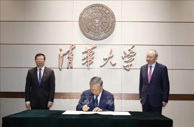 Tổng Bí thư, Chủ tịch nước Tô Lâm viết lưu bút tại Đại học Thanh Hoa. Ảnh: Thống Nhất/TTXVN