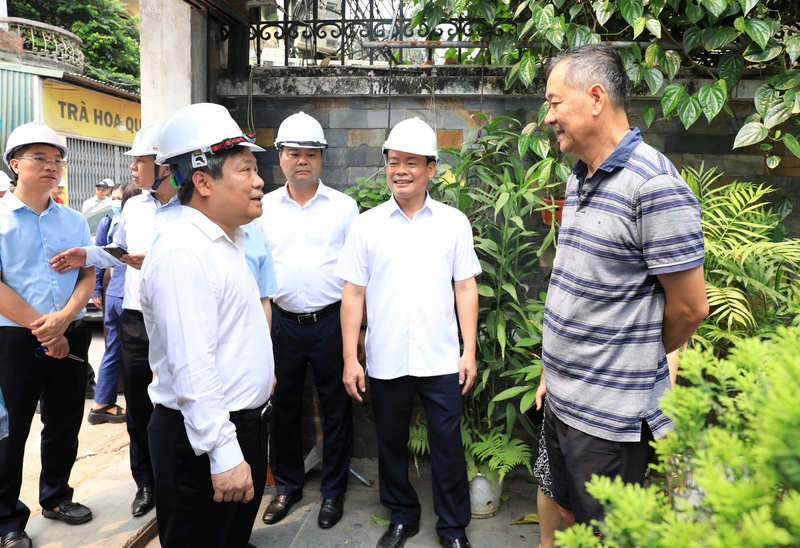 Chủ tịch UBND TP Hà Nội Vũ Đại Thắng gặp gỡ, trao đổi thông tin với người dân phường Hồng Hà. Ảnh: Linh Phạm