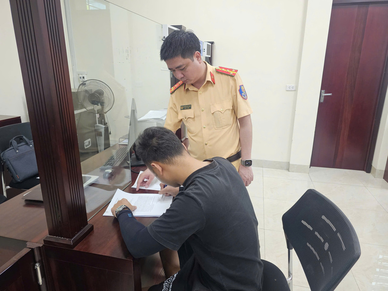 Lái xe vi phạm làm việc với cơ quan chức năng. Ảnh: Công an tỉnh Lào Cai