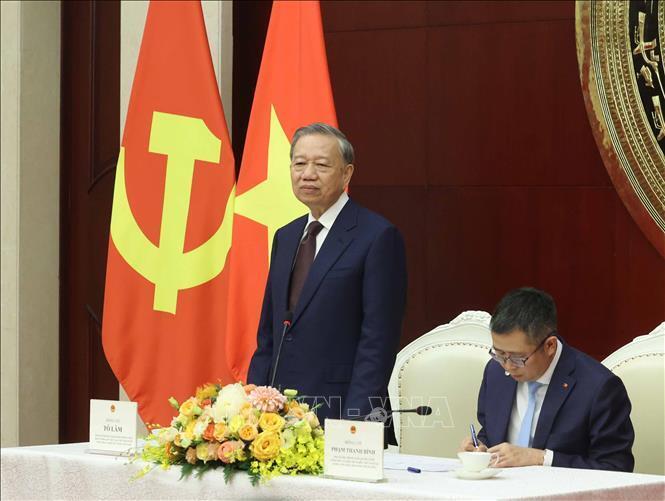 Tổng Bí thư, Chủ tịch nước Tô Lâm phát biểu tại buổi gặp mặt cán bộ, nhân viên đại sứ quán và đại diện cộng đồng người Việt Nam tại Trung Quốc. Ảnh: Thống Nhất/TTXVN