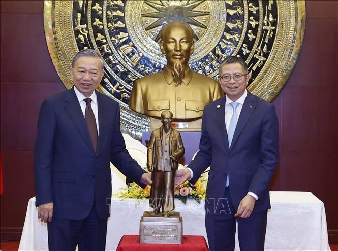 Tổng Bí thư, Chủ tịch nước Tô Lâm tặng bức tượng Bác Hồ cho đại sứ quán và đại diện cộng đồng người Việt Nam tại Trung Quốc. Ảnh: Thống Nhất/TTXVN