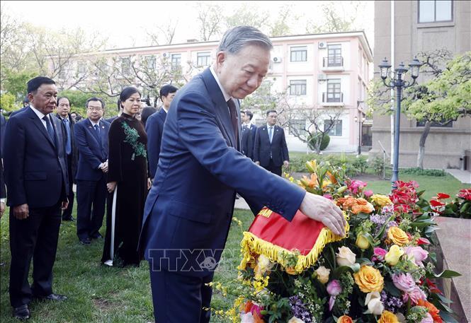 Tổng Bí thư, Chủ tịch nước Tô Lâm và Phu nhân với các đồng chí lãnh đạo Đảng, Nhà nước dâng hoa Chủ tịch Hồ Chí Minh trong khuôn viên Đại sứ quán. Ảnh: Thống Nhất/TTXVN