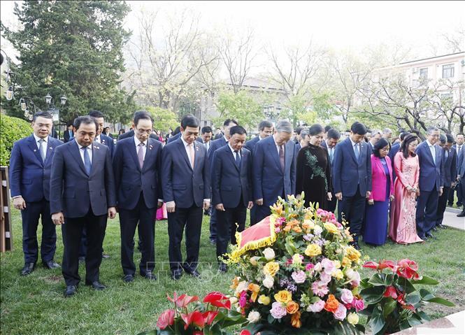 Tổng Bí thư, Chủ tịch nước Tô Lâm và Phu nhân với các đồng chí lãnh đạo Đảng, Nhà nước dâng hoa Chủ tịch Hồ Chí Minh trong khuôn viên Đại sứ quán. Ảnh: Thống Nhất/TTXVN
