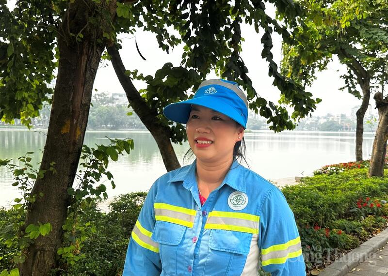 Chị Phạm Thanh Hiền, công nhân Công ty TNHH MTV Môi trường đô thị Hà Nội (URENCO), Chi nhánh Hoàn Kiếm.