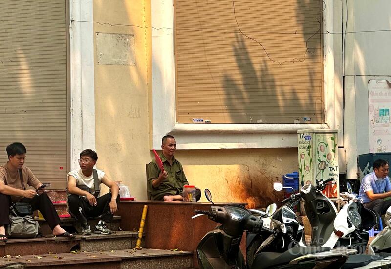 Nắng nóng oi bức khiến các hoạt động kinh doanh tại khu vực bờ hồ trở nên trầm lắng hơn so với thường lệ.