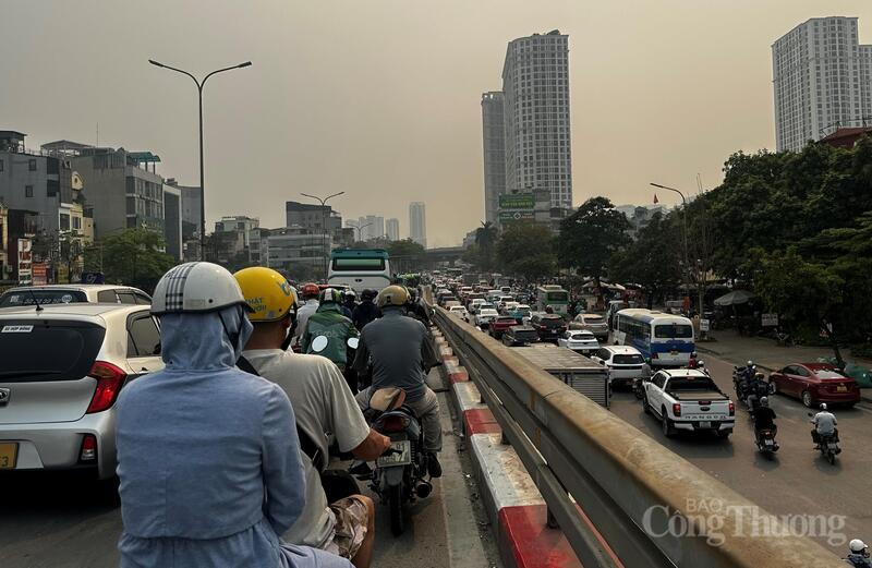 Thời tiết nóng bức, đặc thù đô thị với mật độ bê tông hóa cao, ít cây xanh ở một số tuyến phố và lưu lượng phương tiện giao thông lớn khiến cho khiến nhiệt độ thực tế tại các tuyến phố trung tâm Hà Nội luôn ở mức cao.