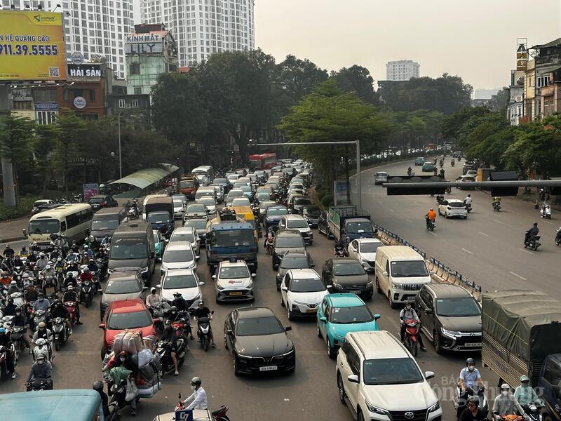 Nắng nóng gay gắt tác động mạnh đến đời sống người dân Thủ đô - 10