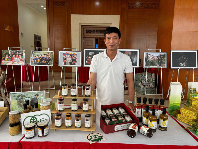 Ông Phan Văn Thắng, đại diện Hợp tác xã nông nghiệp hữu cơ Hà Quảng giới thiệu sản phẩm nông nghiệp hữu do hợp tác xã sản xuất tại một hội nghị. Ảnh: Phong Lâm