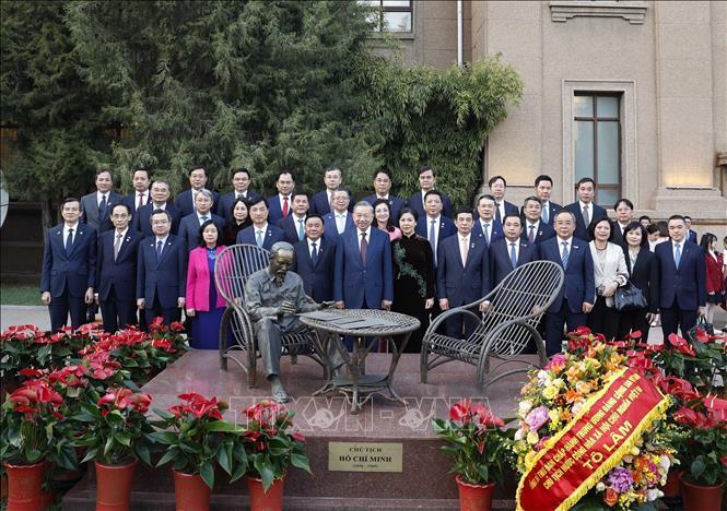 Tổng Bí thư, Chủ tịch nước Tô Lâm và Phu nhân với các đồng chí lãnh đạo Đảng, Nhà nước chụp ảnh lưu niệm tại bức tượng Chủ tịch Hồ Chí Minh trong khuôn viên Đại sứ quán. Ảnh: Thống Nhất/TTXVN