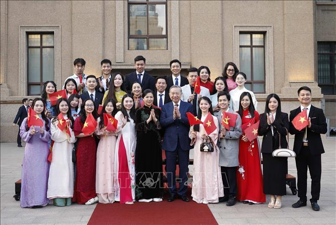 Tổng Bí thư, Chủ tịch nước Tô Lâm và Phu nhân với cán bộ, nhân viên đại sứ quán và đại diện cộng đồng người Việt Nam tại Trung Quốc. Ảnh: Thống Nhất/TTXVN