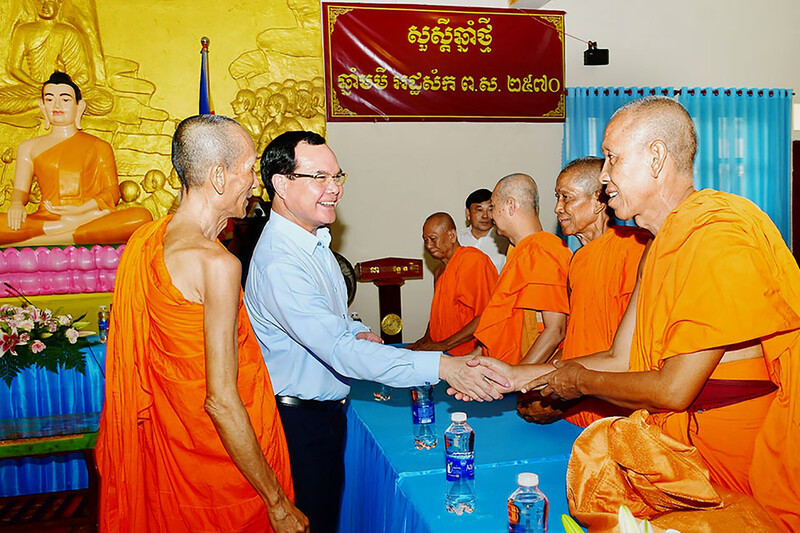 Bộ trưởng Bộ Dân tộc và Tôn giáo Nguyễn Đình Khang chúc các chức sắc, chư tăng và toàn thể đồng bào Khmer tỉnh Vĩnh Long đón Tết cổ truyền Chôl Chnăm Thmây an khang, thịnh vượng, hạnh phúc. Ảnh: Dantoctongiao