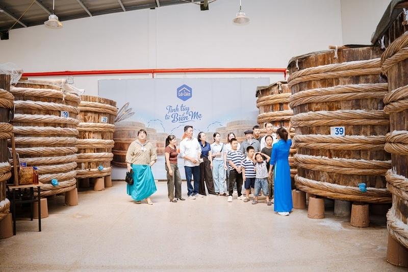 Du khách trải nghiệm nhà thùng nước mắm Lê Gia. Ảnh: Lê Vinh