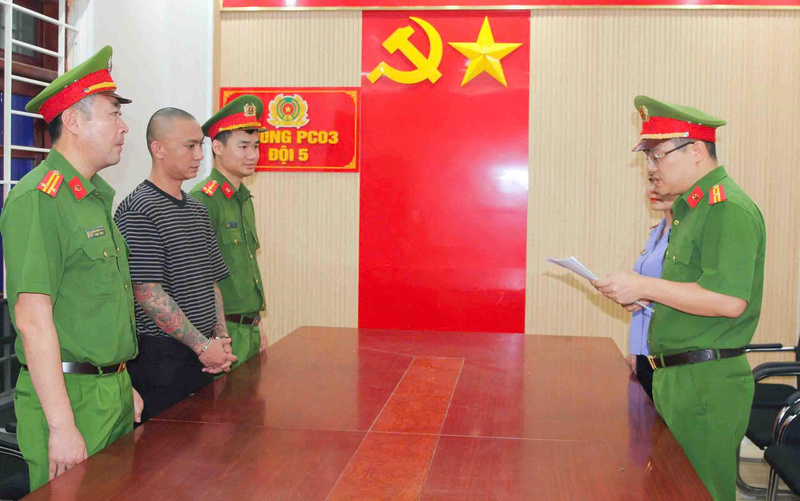 Cơ quan Cảnh sát điều tra Công an tỉnh Nghệ An đọc lệnh khởi tố vụ án, khởi tố bị can đối với Nguyễn Duy Sơn. Ảnh: Hồ Hưng