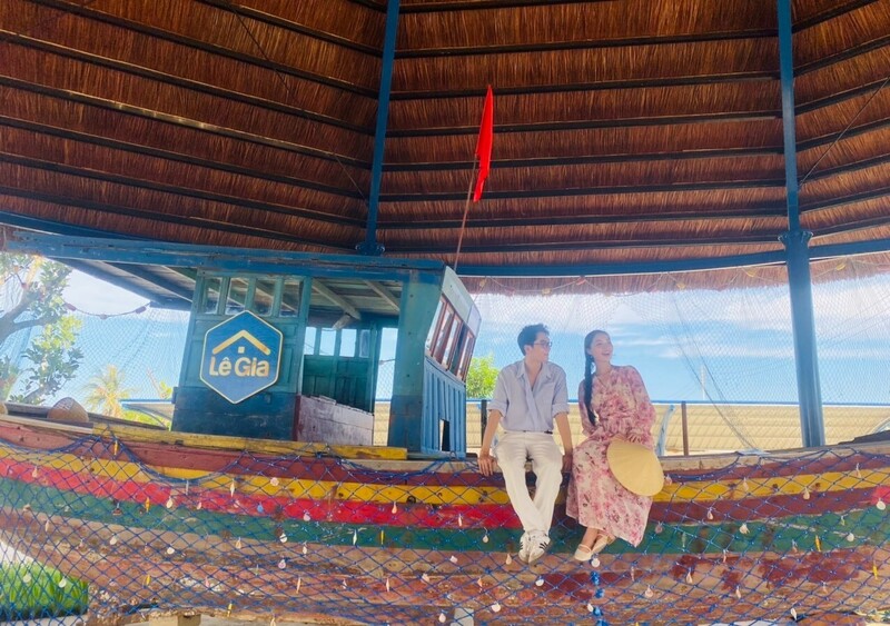 Du khách để lại nhiều kỷ niệm đẹp khi đến với Lê Gia và biển Hải Tiến. Ảnh Lê Vinh